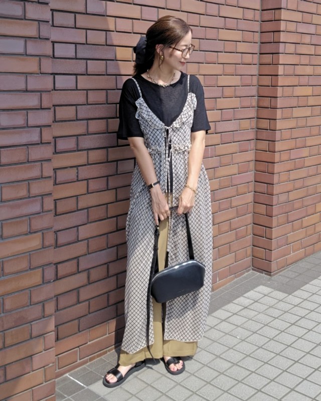 フリルのロングキャミワンピース｜今季らしくて体型カバーにも役立つ！