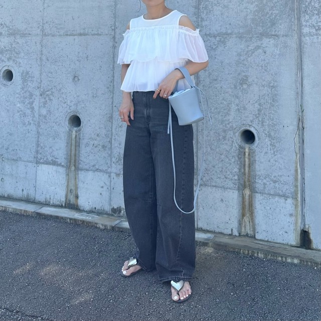2｜オープンショルダーの半袖トップス