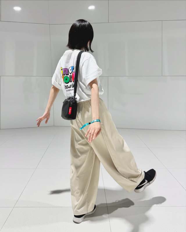 【初夏のベージュパンツコーデ4】白Tシャツを合わせる