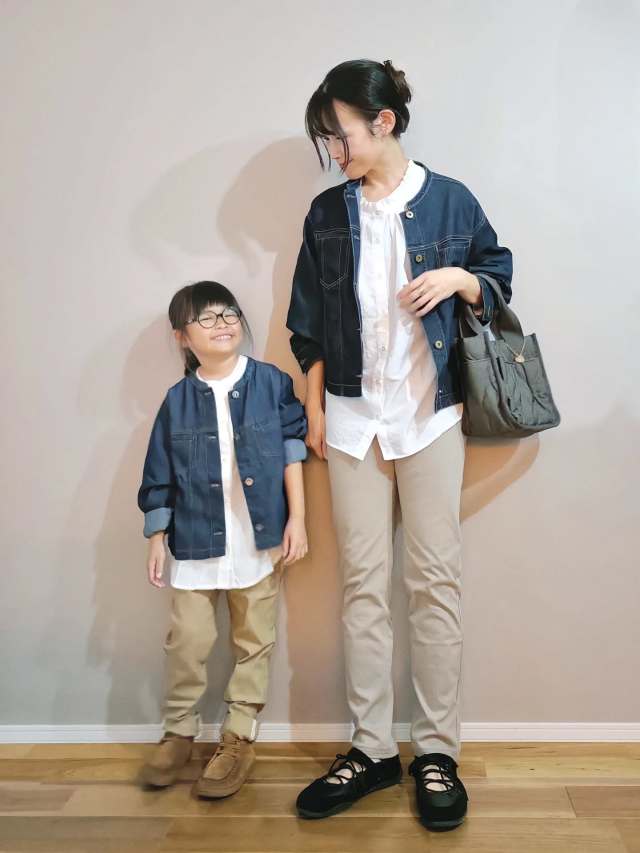 ママの普段使いにぴったり「ノーカラーデニムジャケット×ベージュ色パンツ」