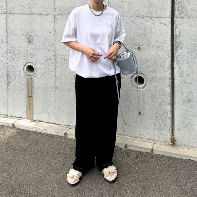 【モノトーンコーデに合う差し色バッグ2】洗練された華やかさ「シルバーバッグ」