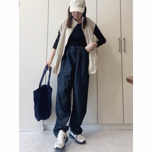 【キャンプのきれいめな服装2】ベスト×ドロストパンツのスポーティな上品カジュアルコーデ