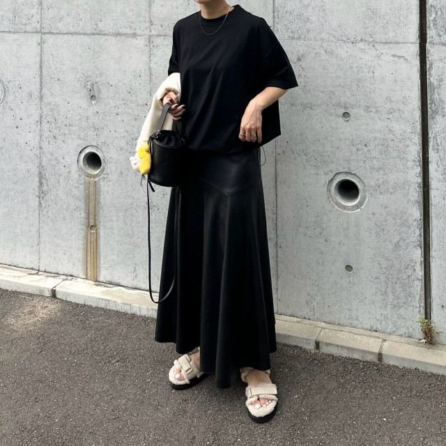 全身黒コーデ×白サンダルで涼やかに