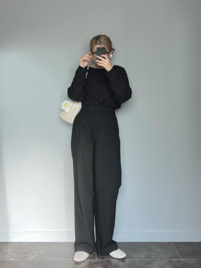 ブラックコーデには【白バッグ】