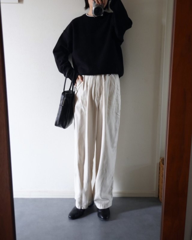 冬コーデがこなれる「白ワイドタックパンツ」