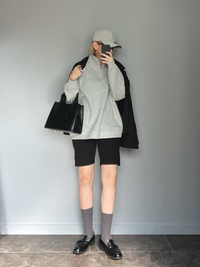 【40代・ジャケットのカジュアルコーデ4】スウェット×レギンスでスポーティに