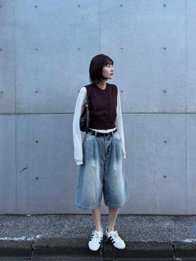 1｜茶色ベスト×白ロンT×デニムパンツのコーデ