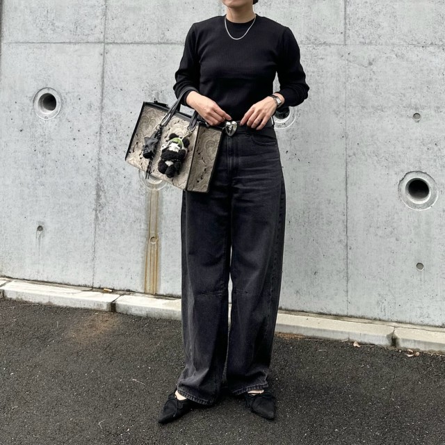 ぴったり黒ニット×黒ワイドデニムパンツのメリハリコーデ