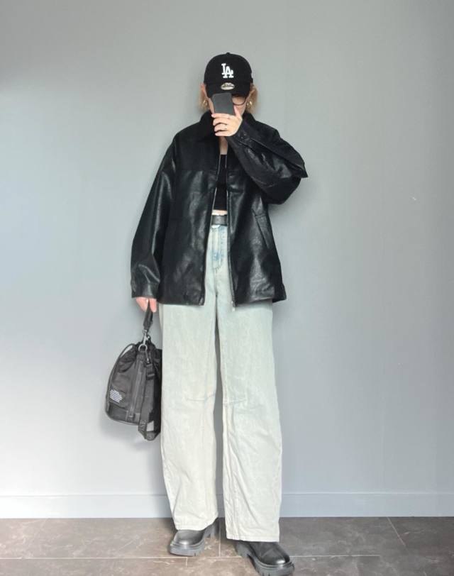 すっきり見えるのは「ブラックのレザージャケット」！
