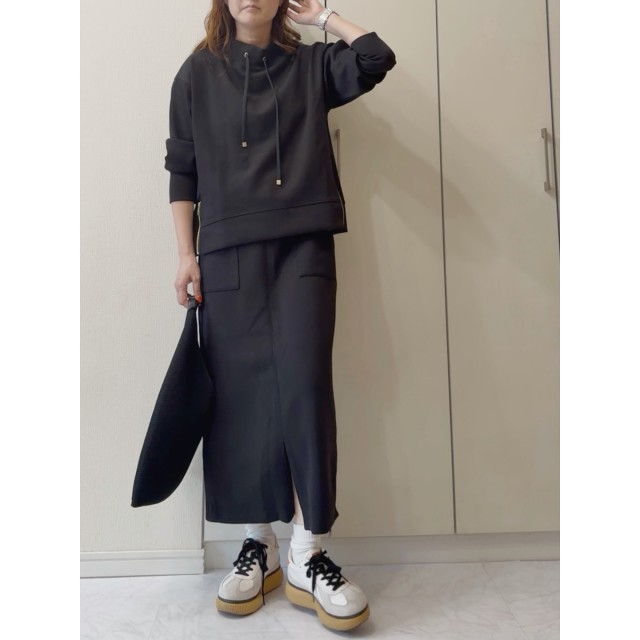 モードに着こなす「スカート×パーカーのオールブラックコーデ」