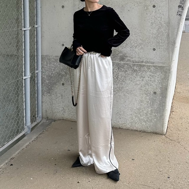 フェミニン派さんも取り入れやすい「白サテンパンツ」