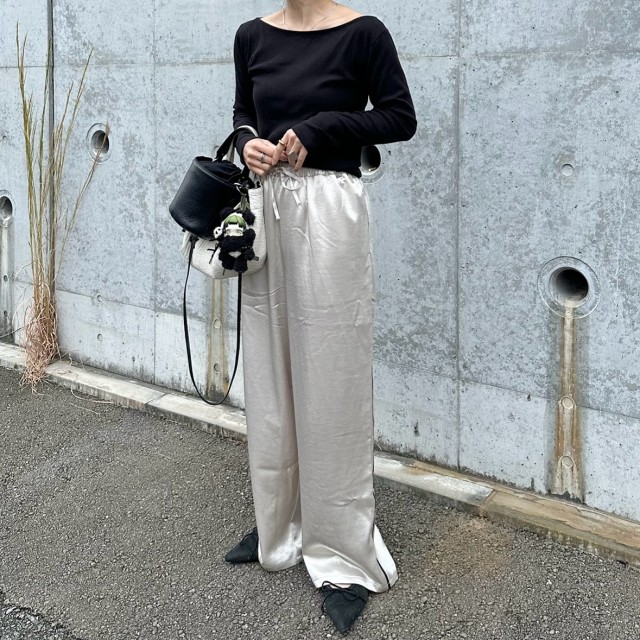 【5】ブラックのプルオーバー×アイボリーのサテンパンツ