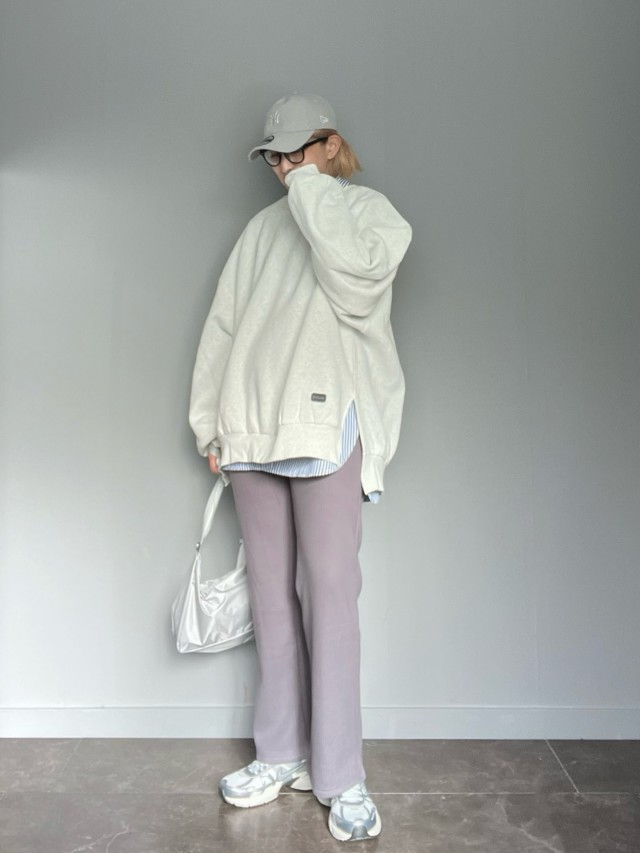 オーバーサイズのスウェット×リブパンツのコーデ