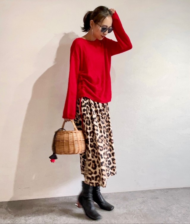 3｜フレッシュな赤ニットで視線を集める