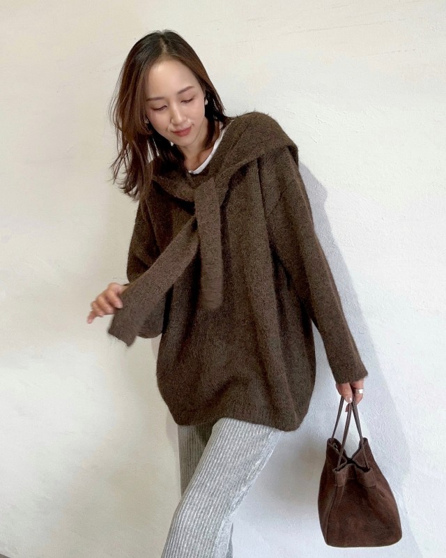 2｜ニットの肩掛け・腰巻きでニュアンスをプラス