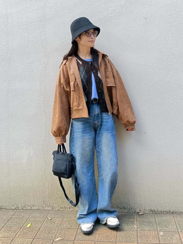デニムパンツ×カーディガン×カジュアルアウターのお出かけコーデ