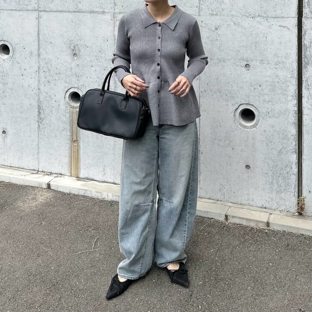 デニムパンツ×甘めニットの大人かわいいコーデ