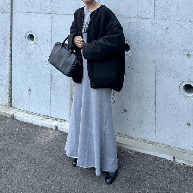 ロングスカートとも好バランス「ブラックのノーカラーキルティングブルゾン」