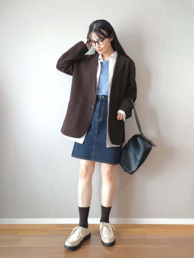【1】ブラウンのジャケット×ブルーのトップス