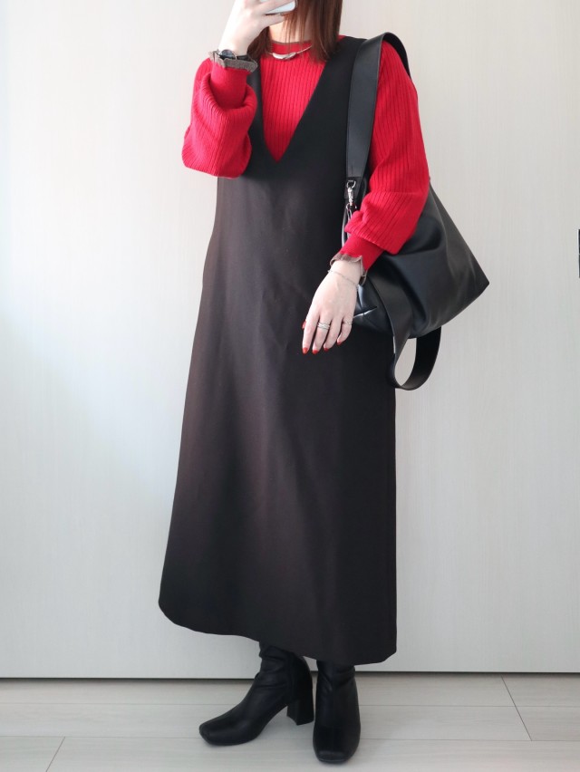 4｜上品な着こなしに「赤ニット×プリーツスカート・ジャンパースカート」