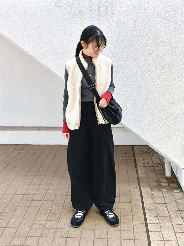 シンプルなトップス×ベストのコーデを今どきに