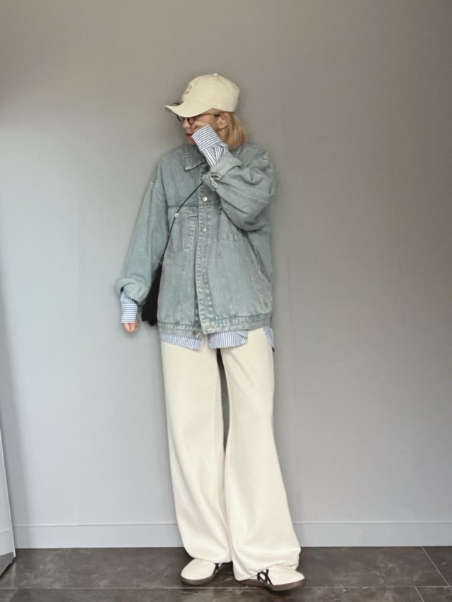 ご近所ランチにぴったりなキャップ×スウェットパンツ×デニムジャケットコーデ！