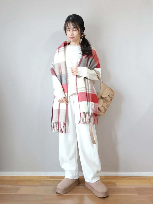 4｜アクセントカラーの小物×白コーデ