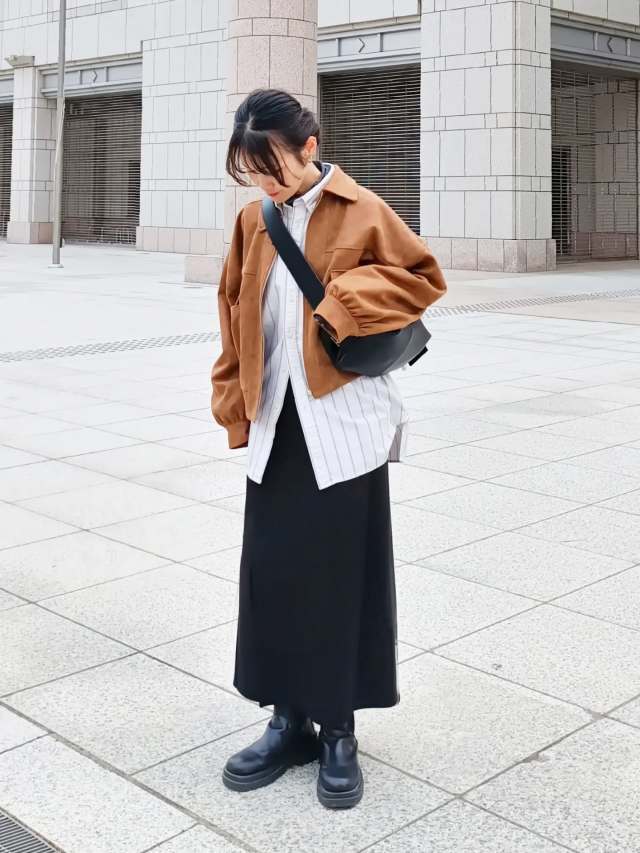 キャメルジャケット×白トップス×黒ボトム