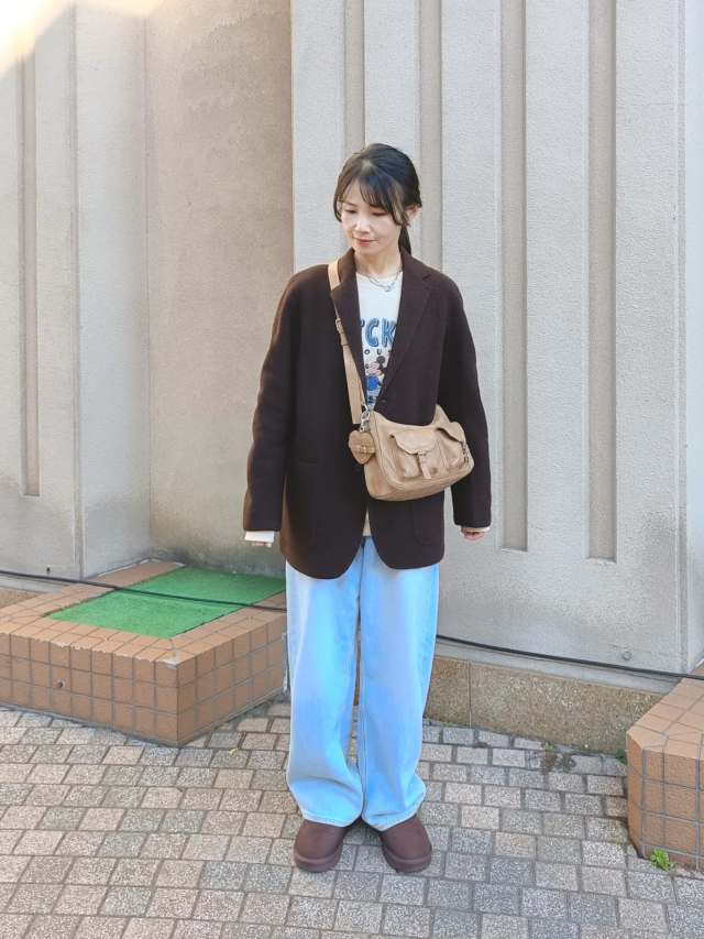 テーラードジャケットに合うバッグ3｜斜め掛けバッグ