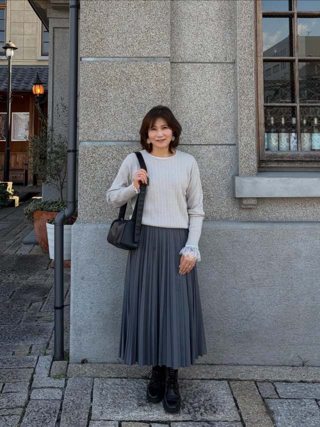 【50代の秋コーデ1】ショートブーツ×プリーツスカートで上品に