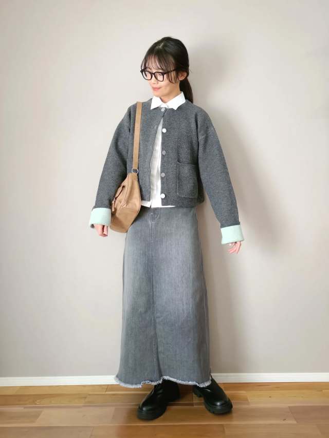 襟付きシャツ×丸首カーディガンの重ね着コーデ