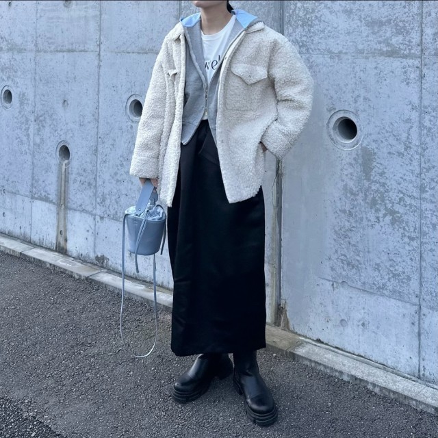 顔映りよく見える「白ボアジャケット」