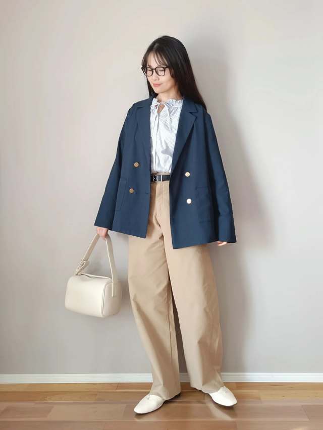【テーラードジャケットのカジュアルコーデ1】チノパンツに合わせる