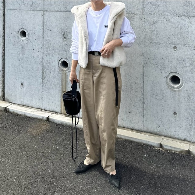 「白のボアベスト」はロンT・スウェットパンツを合わせる！
