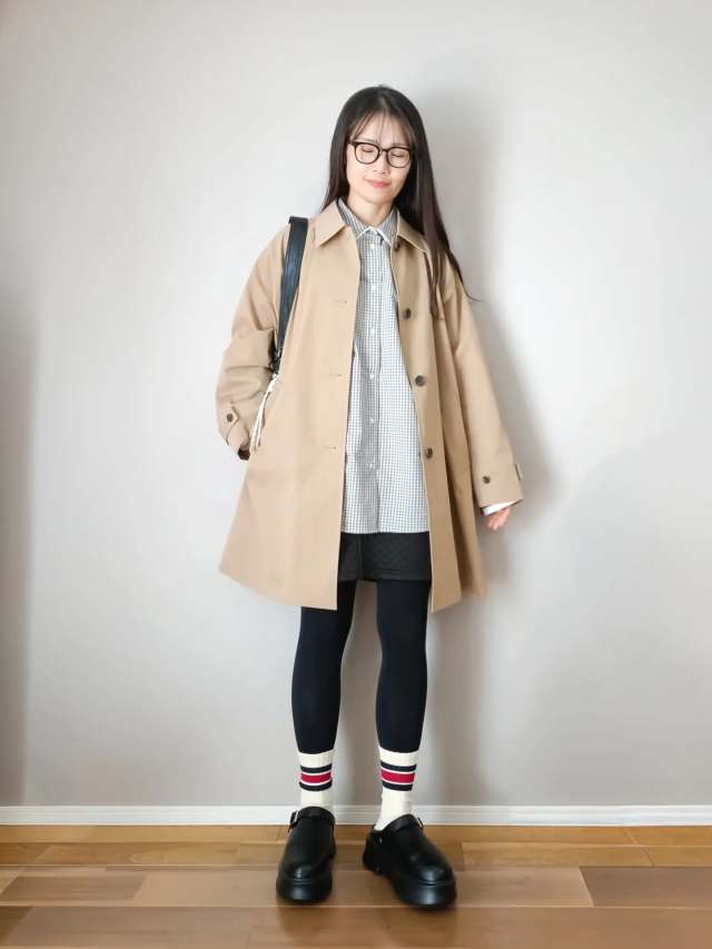 ミドル丈のスプリングコートはショートボトムを合わせて軽やかに