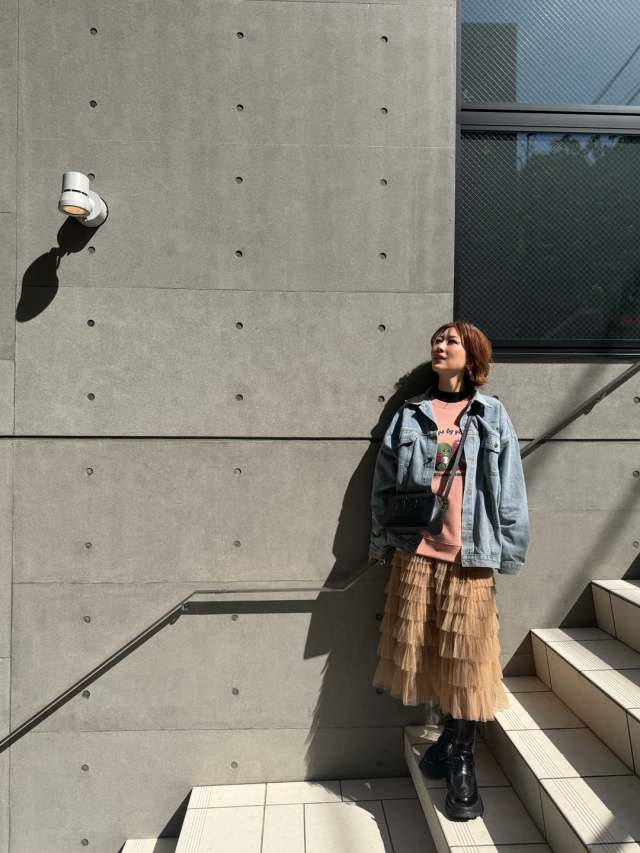 フェミニンコーデ×デニムジャケットが大人にちょうどいい！