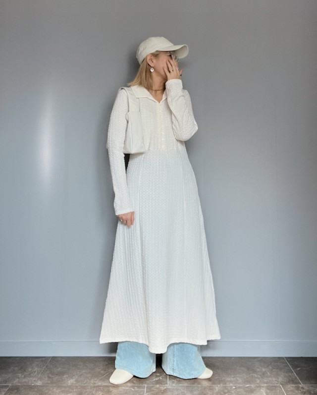 白の透けワンピースと重ね着して今ドキに