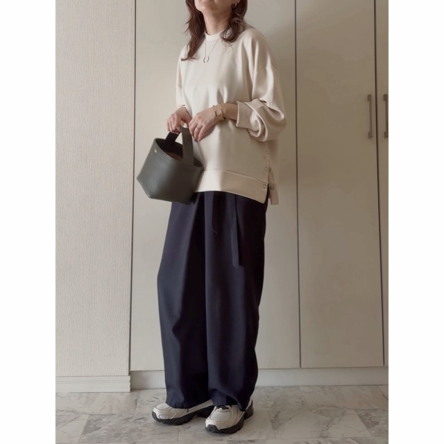 【2026春の黒ワイドパンツコーデ2】白プルオーバーとの着こなし