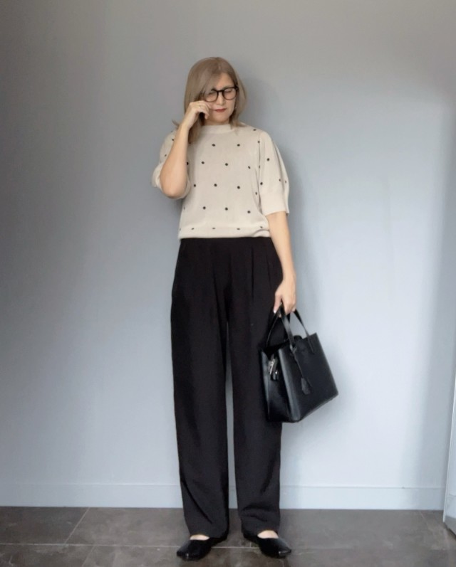 通勤コーデに適度な甘さを足せる「小さめドット柄の半袖ニット」！