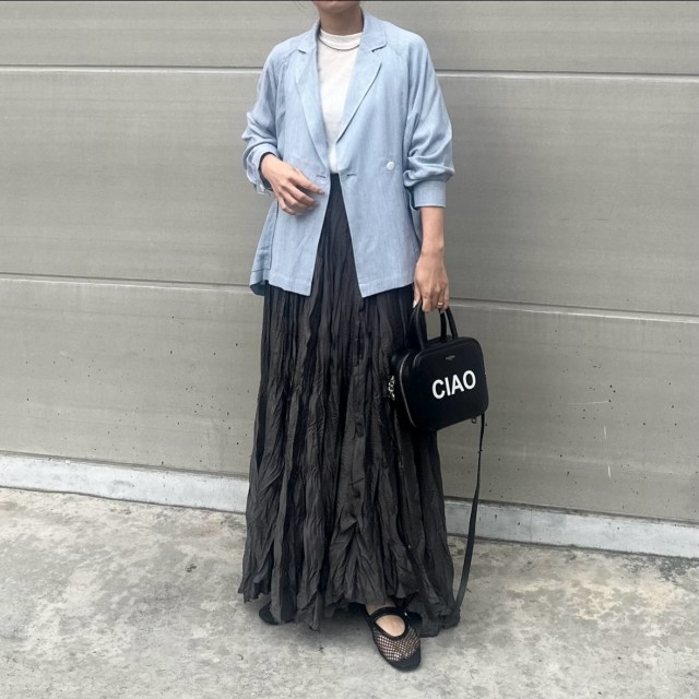 【5月の東京の服装4】雨の日は「軽快なジャケット×黒スカート」