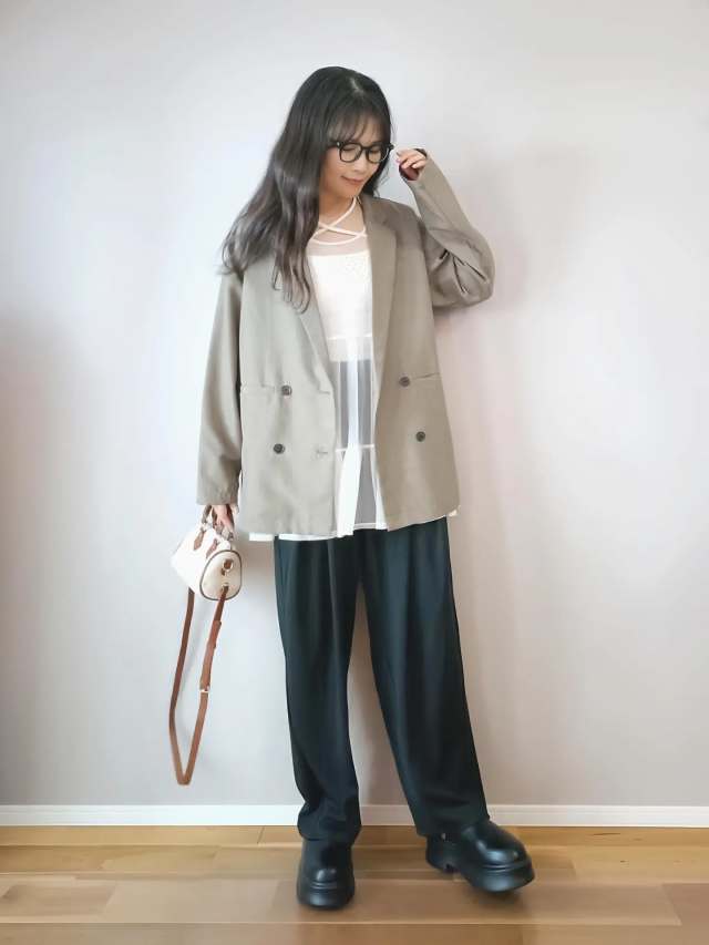 【ダブルブレストジャケットの普段使いコーデ】シアートップスと合わせる