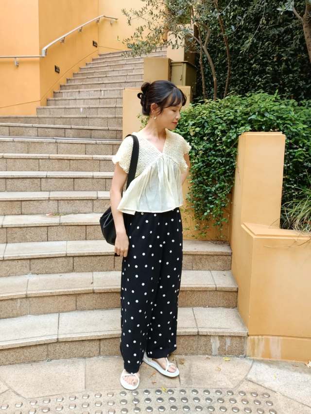 【ドット柄の黒パンツに合わせる服1】シャーリング・ドロストのブラウス