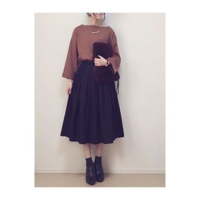 黒のフレアスカートは秋色トップスと合わせて