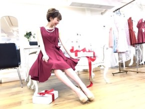 華やかなクリスマスカラーのレッドドレスで視線をくぎ付け♡