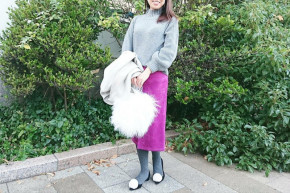 派手色アイテムをグレーのタイツで落ち着かせて