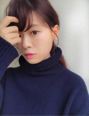 レッド ピアス フリンジ X オレンジ ハイネック ニットのコーディネート ゆらゆら可愛いカラーフリンジの大ぶりピアス イヤリングを差し色に Cbk カブキ