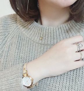 ベージュやのレザーベルトで優しい印象に