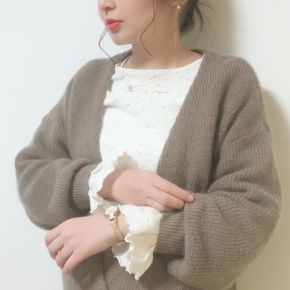 ベージュやのレザーベルトで優しい印象に