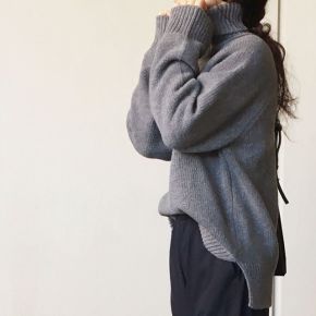 知性と女性らしさが叶うグレーのタートルニット