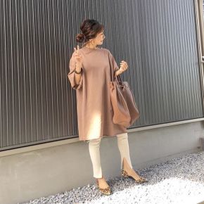 ゆるっとワンピースに足首が見えるレギンスやスキニーパンツ